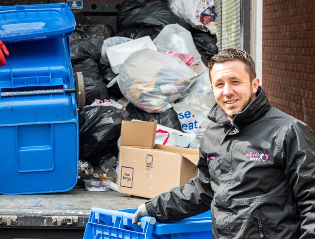 Filling a lorry with waste to be taken away