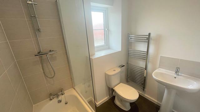 Cochrane 2 Bed Bathoom 2