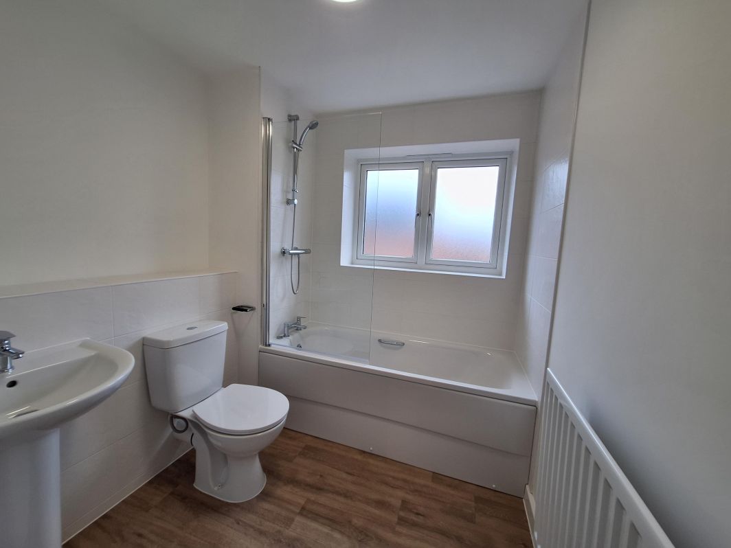 3 BED - BATHROOM 1
