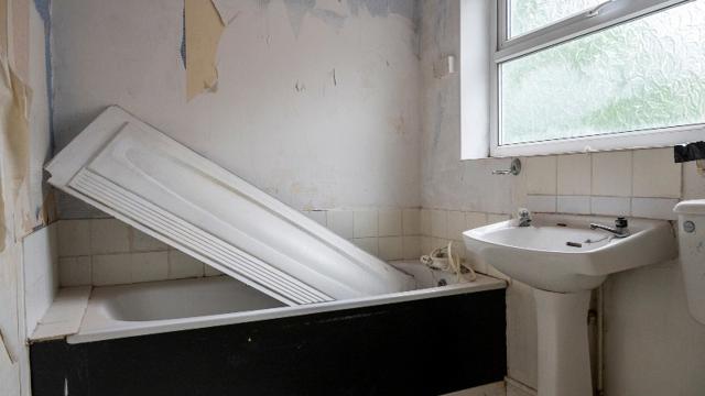 Fisher Street Bathroom Before Renovation